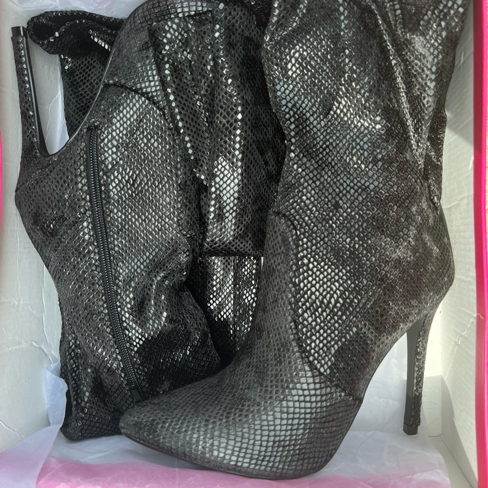 Heeled boots